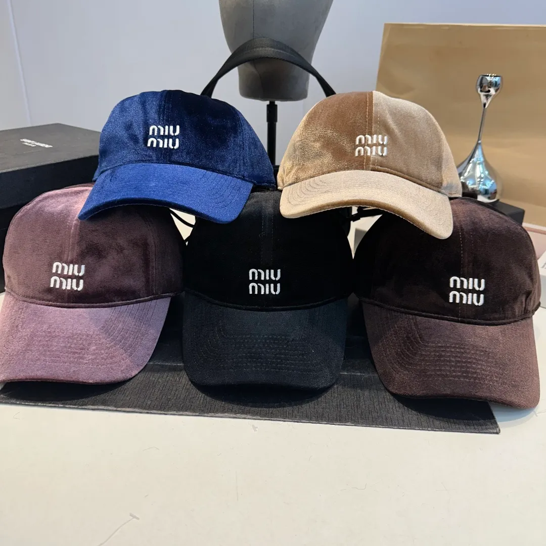 P60 miumiu 25 autumn and winter new velvet letter embroidered baseball cap