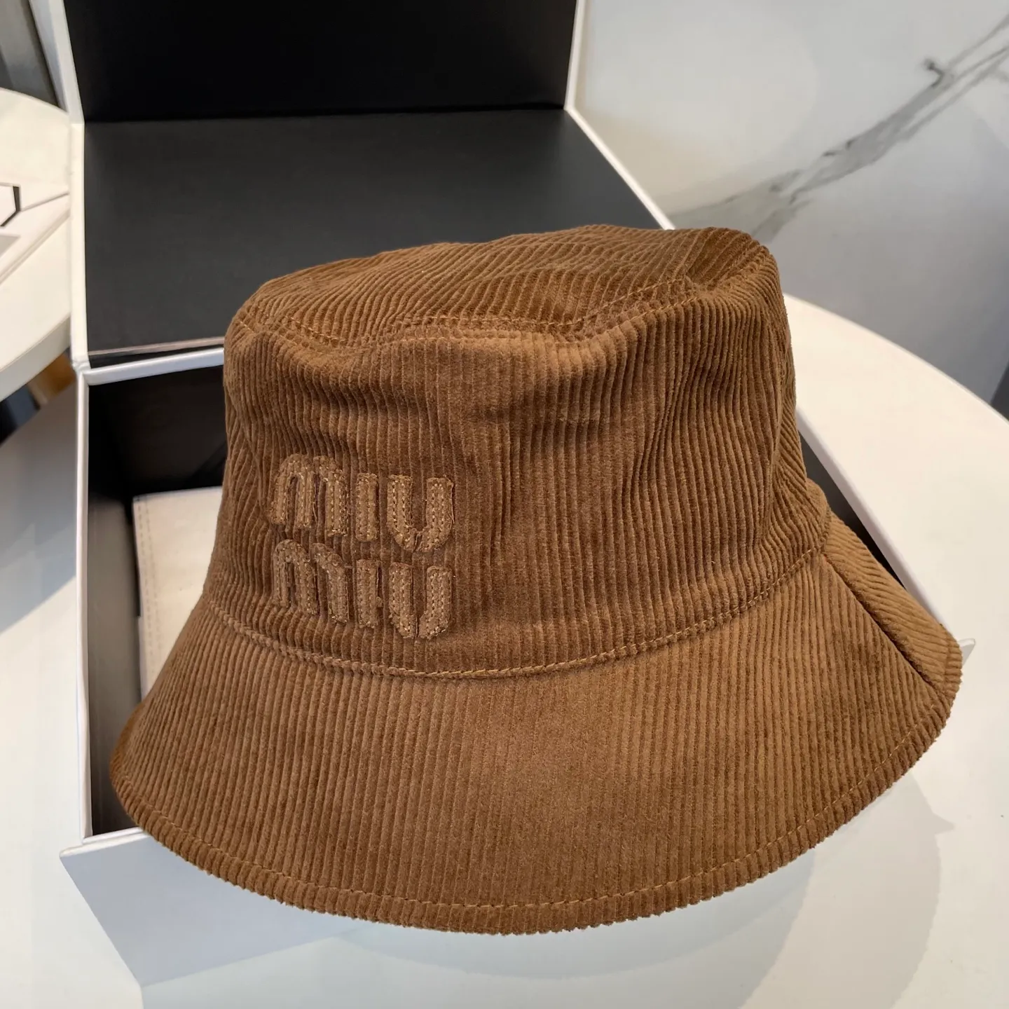 P76 miumiu limited new corduroy fisherman hat/baseball cap, corduroy textured fisherman hat. A very attractive fisherman hat ~ the same style for men and women. It has its own atmosphere when going out every day. It feels great to change it occasionally.