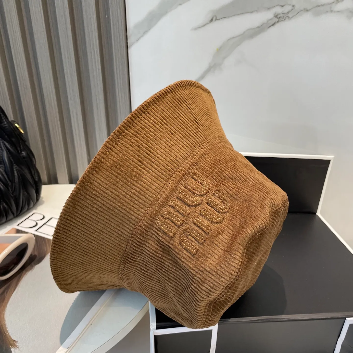 P76 miumiu limited new corduroy fisherman hat/baseball cap, corduroy textured fisherman hat. A very attractive fisherman hat ~ the same style for men and women. It has its own atmosphere when going out every day. It feels great to change it occasionally.