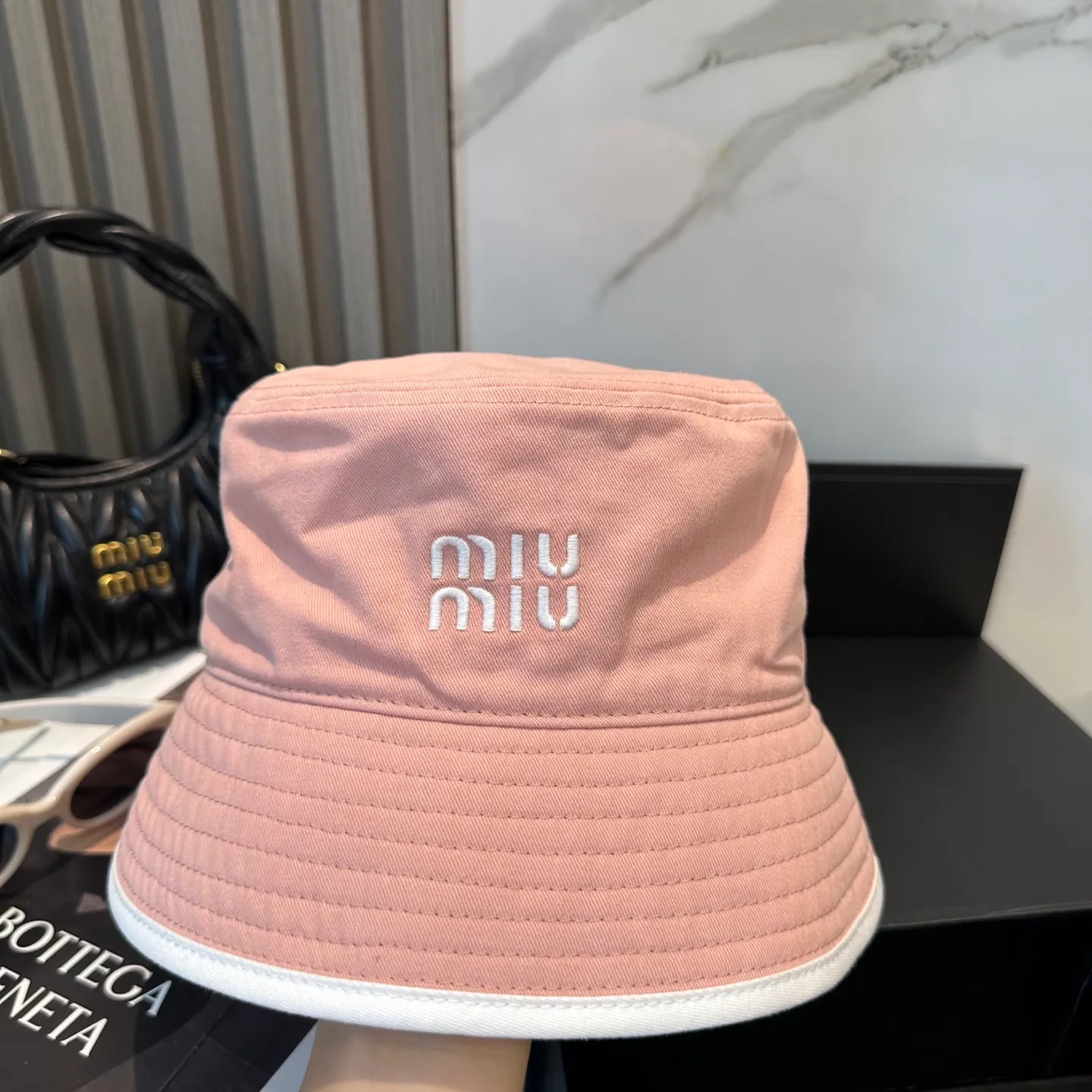 P74💛 Comes with dust bag. [Miumiu Miu Miu] New order style embroidered fisherman hat🧢Big brand style is super easy to match, hurry up and get it!