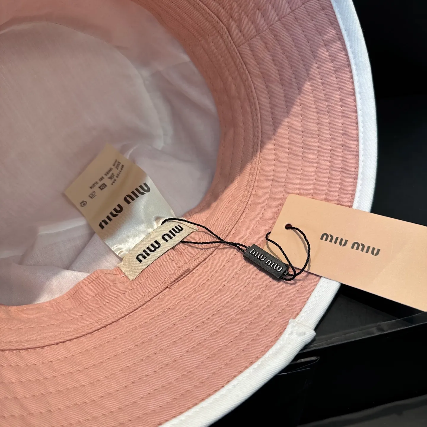 P74💛 Comes with dust bag. [Miumiu Miu Miu] New order style embroidered fisherman hat🧢Big brand style is super easy to match, hurry up and get it!