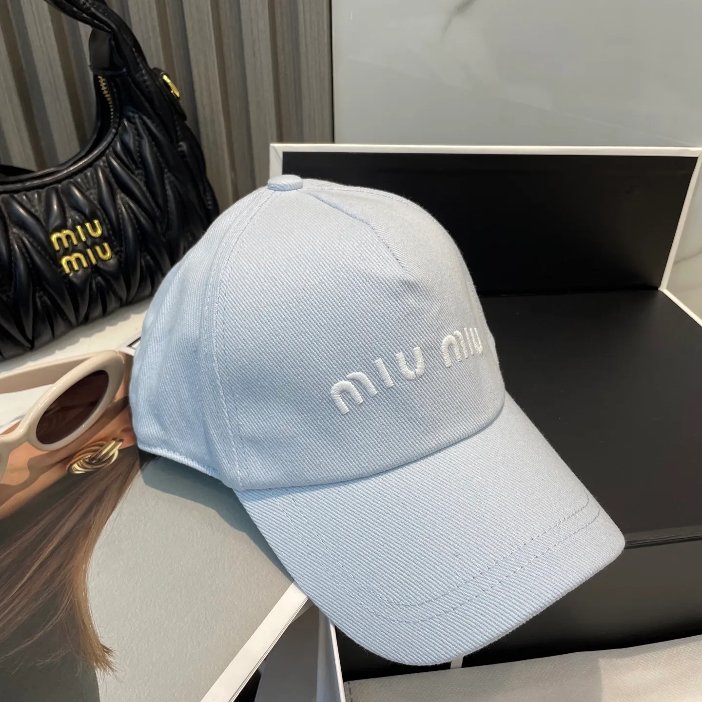 P60💛 Comes with dust bag. [Miumiu Miu Miu] New order style embroidered baseball cap🧢Big brand style is super easy to match, hurry up and get it!