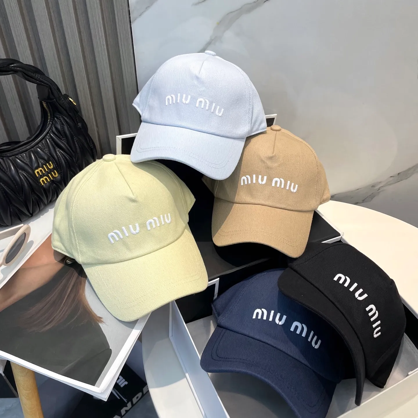 P60💛 Comes with dust bag. [Miumiu Miu Miu] New order style embroidered baseball cap🧢Big brand style is super easy to match, hurry up and get it!