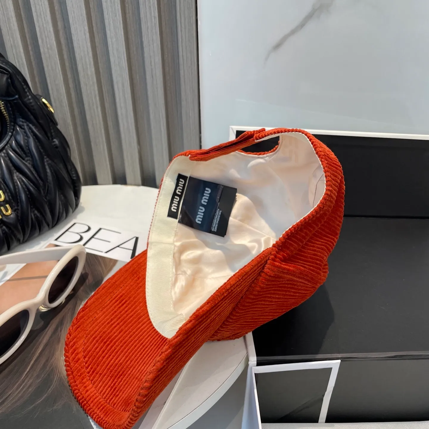 P70 miumiu limited new corduroy baseball cap, corduroy textured peaked cap. A very attractive baseball cap🧢~Same style for men and women. It brings a sense of atmosphere when you go out every day. It feels great to change it occasionally.
