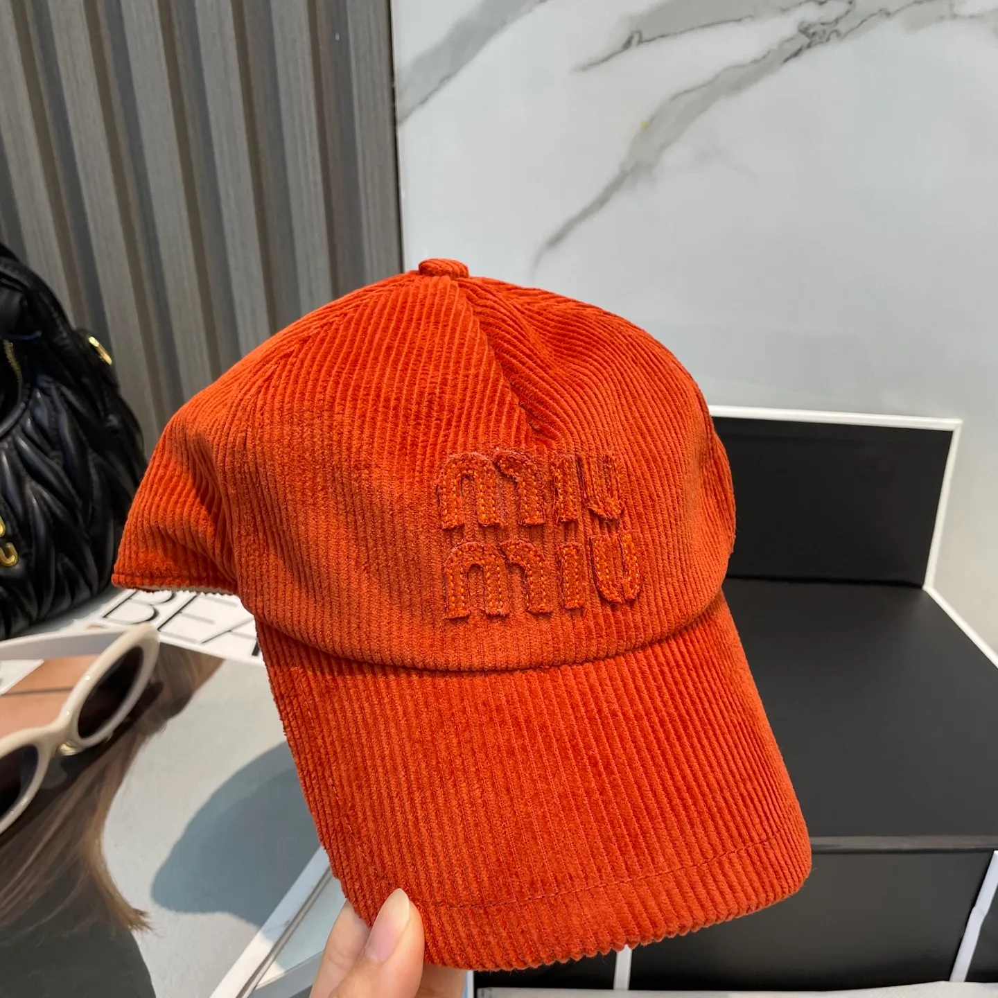 P70 miumiu limited new corduroy baseball cap, corduroy textured peaked cap. A very attractive baseball cap🧢~Same style for men and women. It brings a sense of atmosphere when you go out every day. It feels great to change it occasionally.