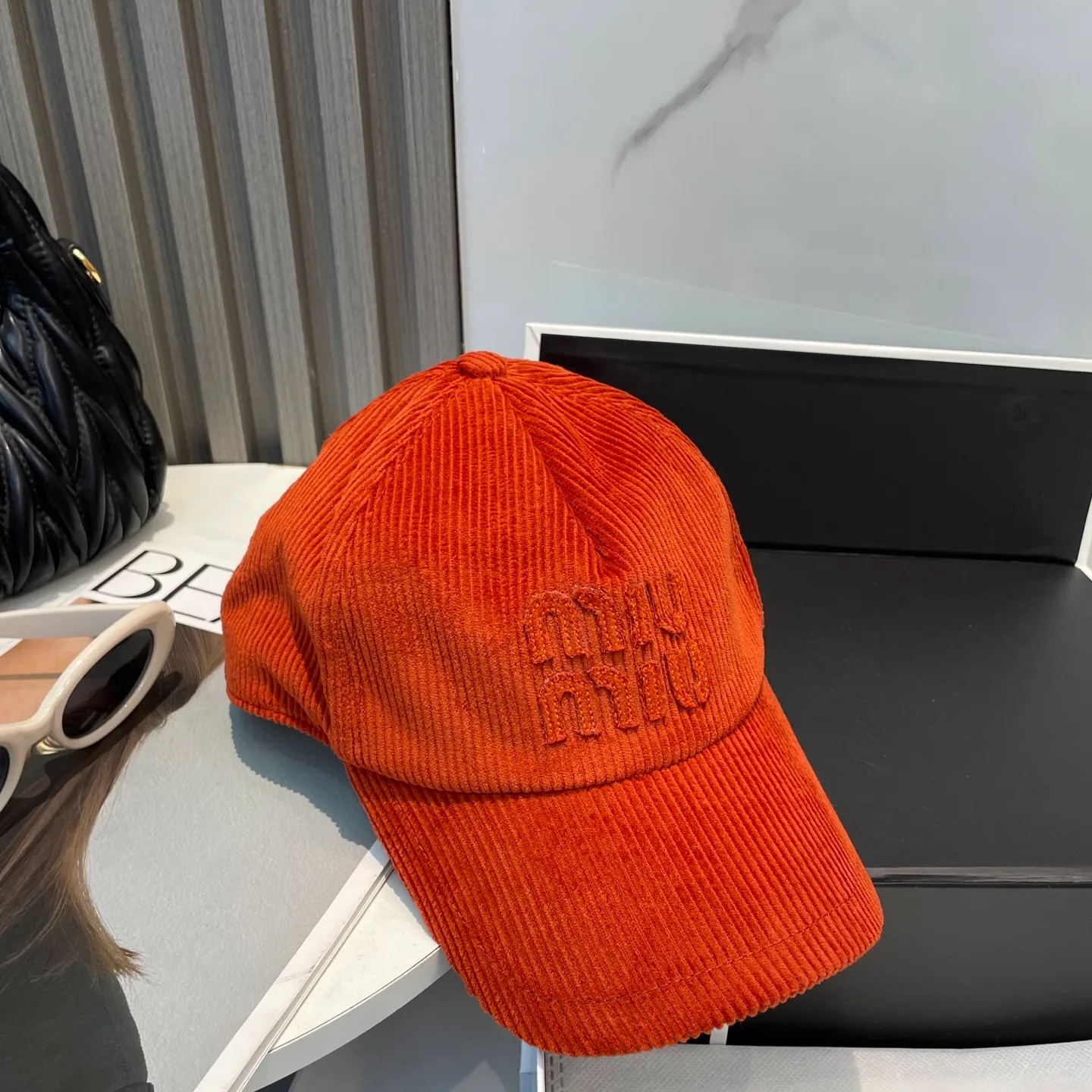 P70 miumiu limited new corduroy baseball cap, corduroy textured peaked cap. A very attractive baseball cap🧢~Same style for men and women. It brings a sense of atmosphere when you go out every day. It feels great to change it occasionally.