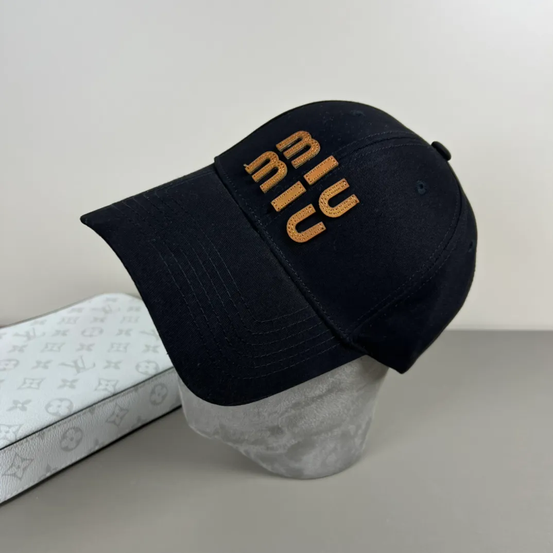 56💰Miumiu miumiu original spring and summer new baseball cap, authentic and custom-made from mold, the original workmanship is meticulous and the quality is superb!
