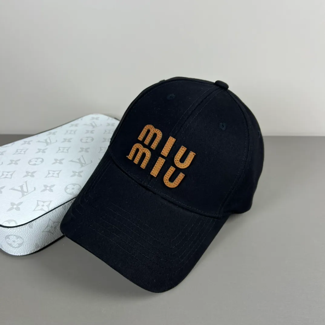 56💰Miumiu miumiu original spring and summer new baseball cap, authentic and custom-made from mold, the original workmanship is meticulous and the quality is superb!