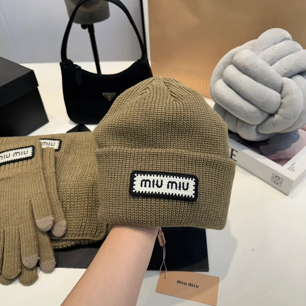 P170 MiuMiu～The new autumn and winter cold hat knitted hat three-piece set, hat, gloves and scarf, super soft and stretchy, very warm, with an amazing concave shape!