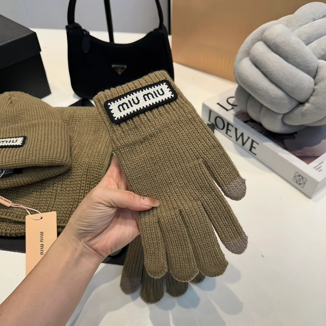 P170 MiuMiu～The new autumn and winter cold hat knitted hat three-piece set, hat, gloves and scarf, super soft and stretchy, very warm, with an amazing concave shape!
