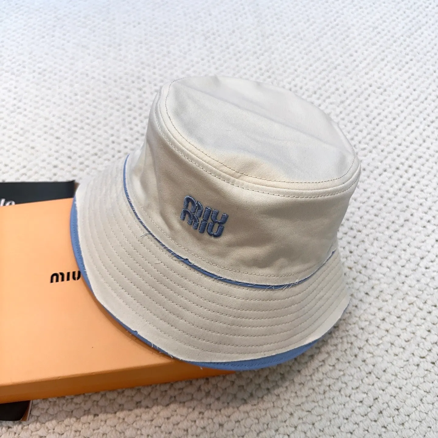 P80 miumiu limited new fisherman hat/baseball cap, a very attractive fisherman hat ~ the same style for men and women. It brings a sense of atmosphere when you go out every day. It feels great to change it occasionally.
