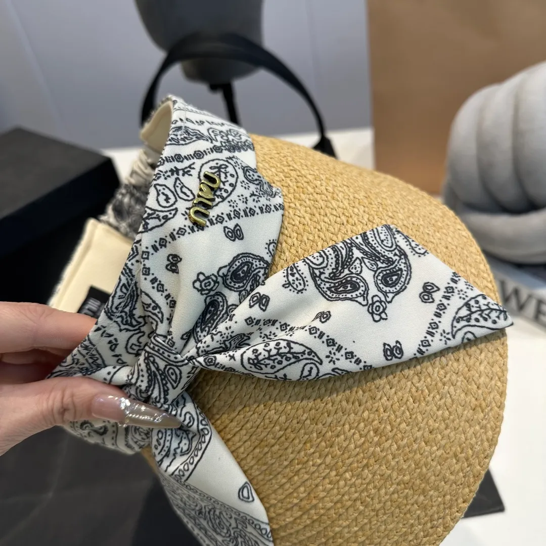 P60 miumiu empty top hat, a must-have item in summer, because it is so easy to match, and it is really super artistic in summer when paired with cool summer style ~ Just wear a little white skirt and you can attract the attention of blockbusters ~