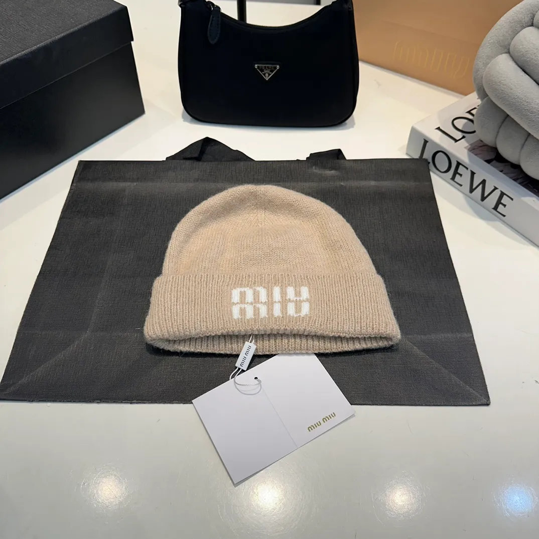 P60 MiuMiu～The new autumn and winter cold hat knitted hat is super soft and elastic, very warm, and has an amazing concave shape