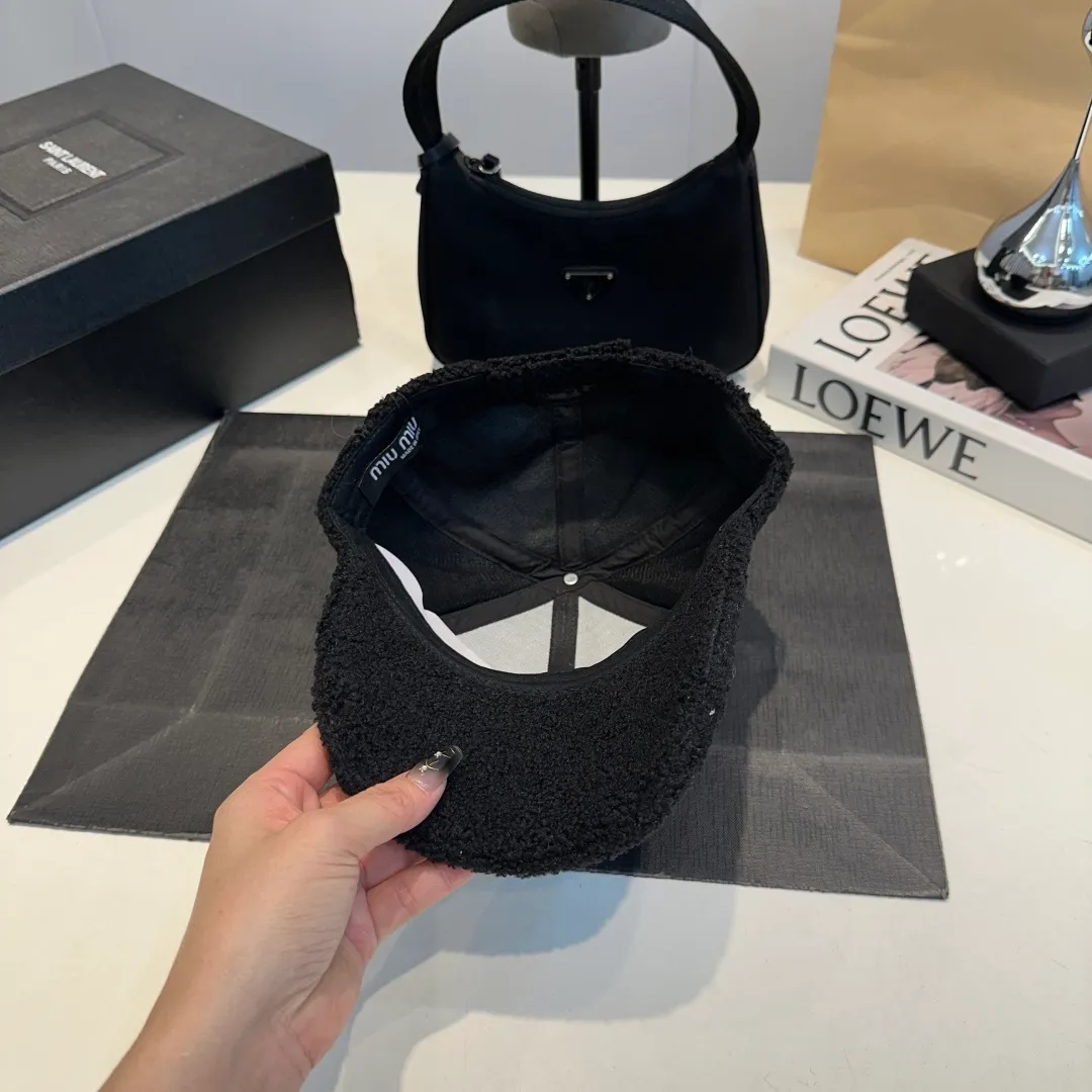 P60 miumiu 25 autumn and winter new lamb wool letter baseball cap