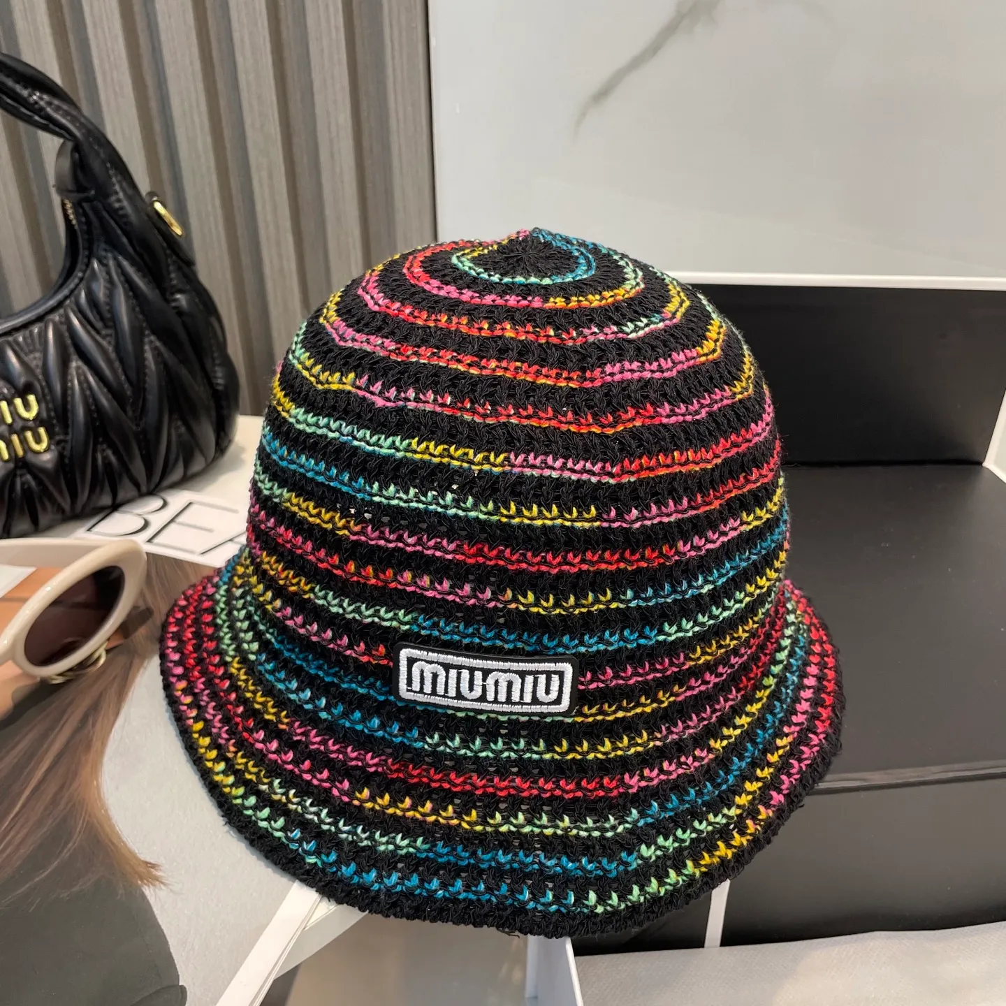 P70 miumiu Miu Miu's new colorful striped knitted hat, made with high density, a super tasteful knitted hat~the first choice for going out on the street! The shape of the hat is super nice, the color is perfect, and it’s light to carry! A must-have for little fairies🧚 Head circumference 57cm