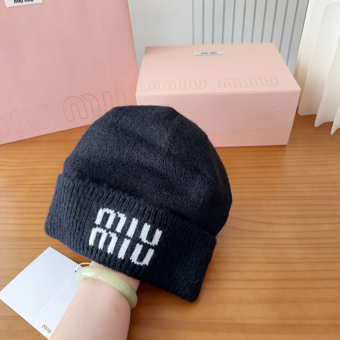 💰60 miumiu’s most popular knitted hat at the Miu Miu counter! Xiaohongshu’s new product is released, it’s so 🉑️, high-elastic fabric, classic colors, same style for men and women.