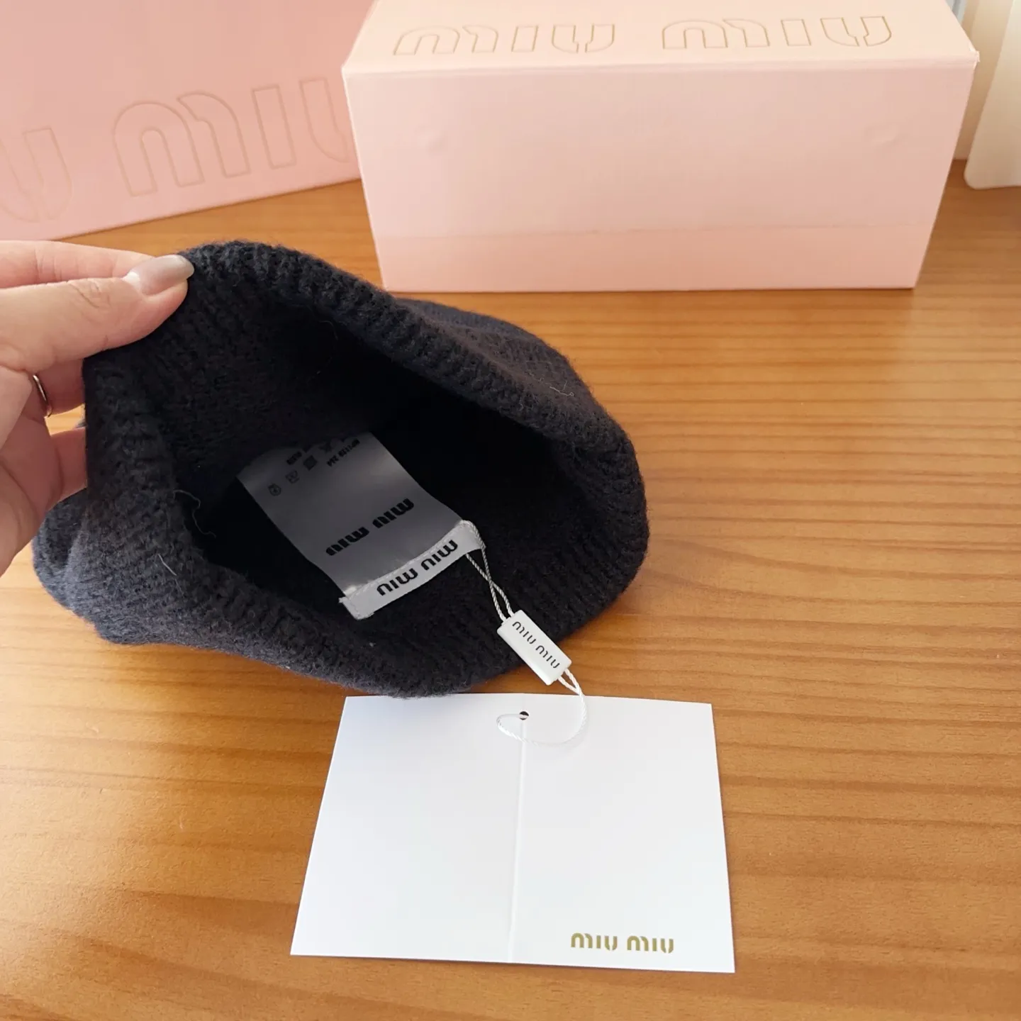 💰60 miumiu’s most popular knitted hat at the Miu Miu counter! Xiaohongshu’s new product is released, it’s so 🉑️, high-elastic fabric, classic colors, same style for men and women.