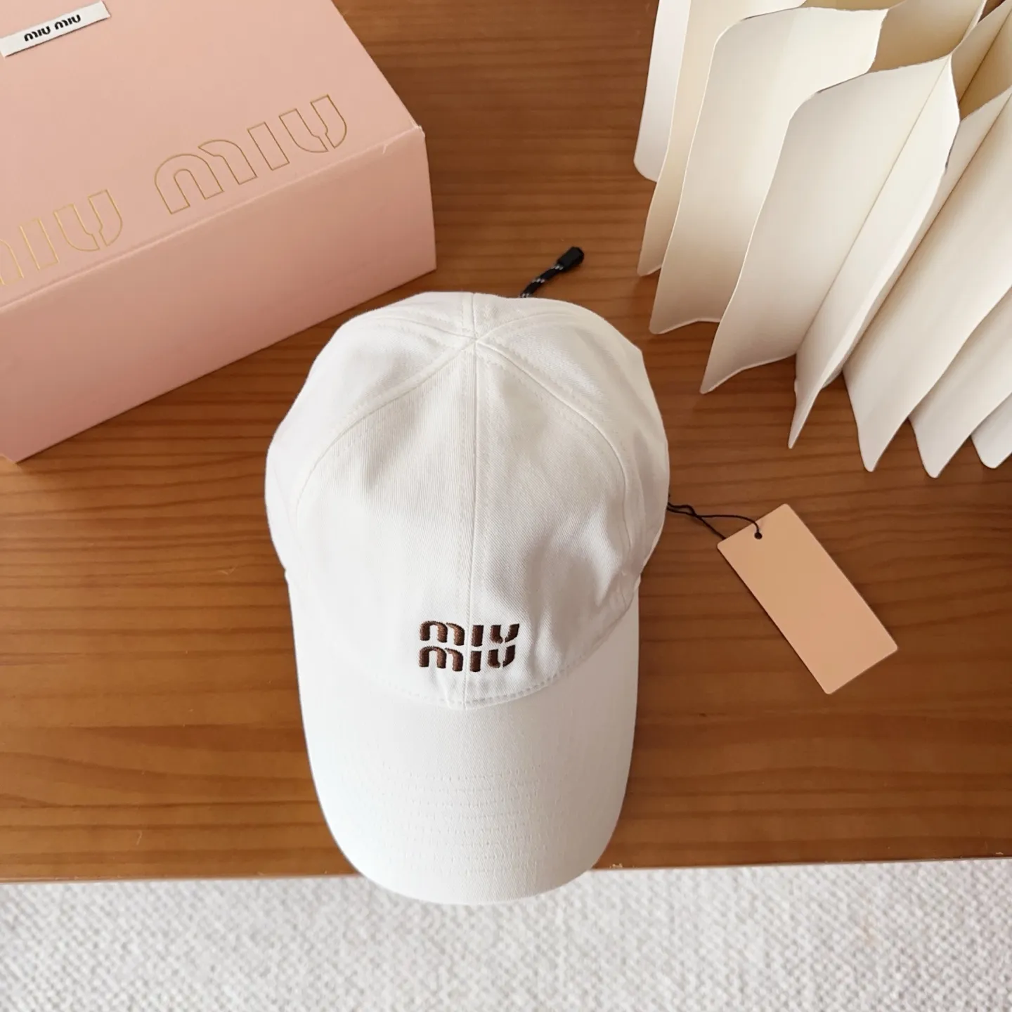 💰60 miumiu new autumn and winter baseball cap from miumiu. The original order is genuine and made to order. The original workmanship is meticulous and the quality is superb!