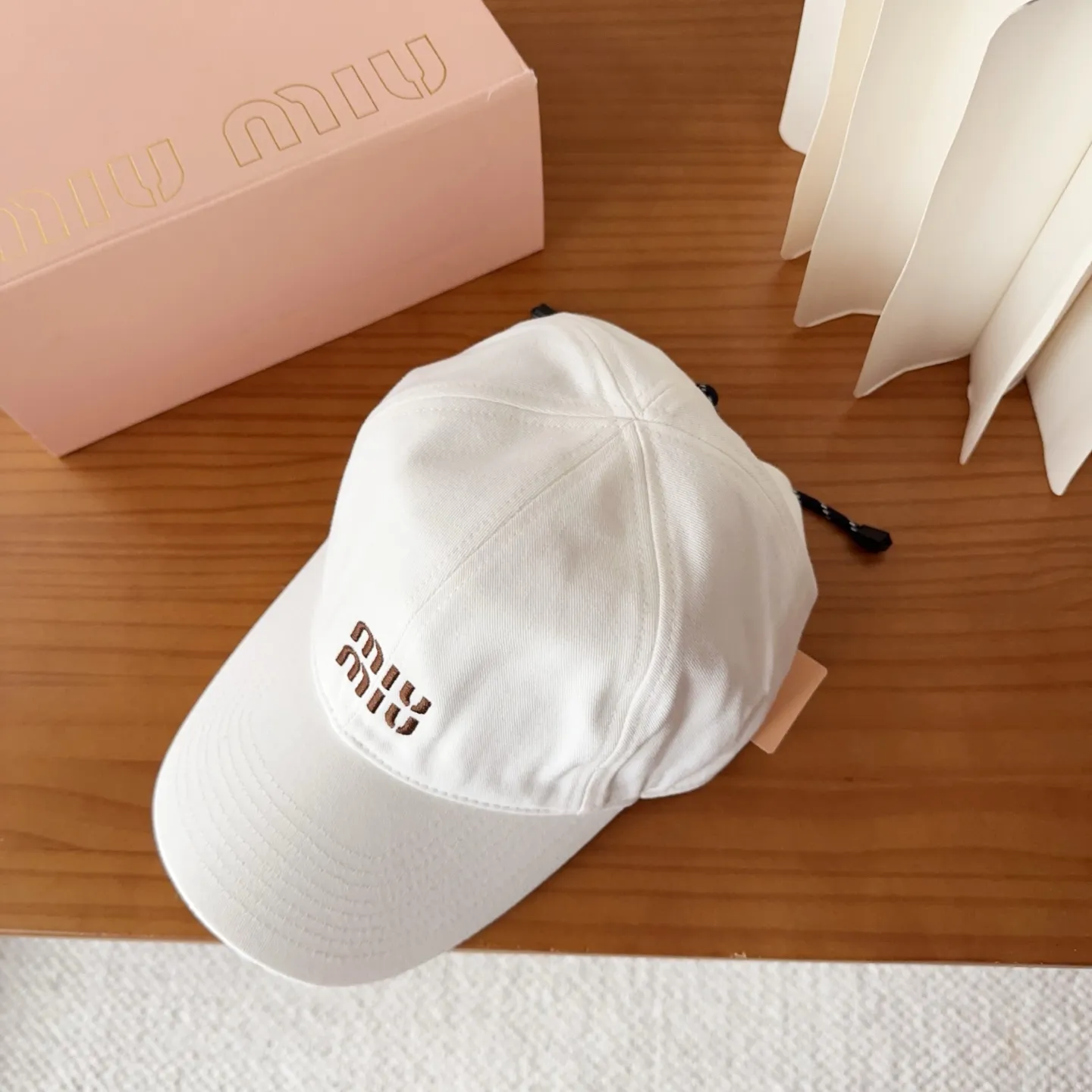 💰60 miumiu new autumn and winter baseball cap from miumiu. The original order is genuine and made to order. The original workmanship is meticulous and the quality is superb!