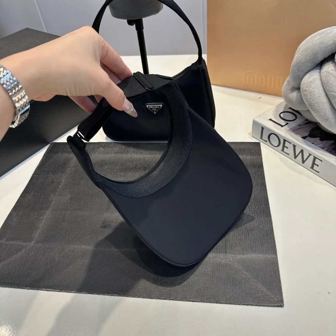 P50 miumiu empty top sun hat, clean silhouette design! Wearing it on any face shape will look like a slap in the face! It not only protects you from the sun but also increases the height of your skull. The key is that it doesn’t block your view at all! It’s suitable for sports or traveling.