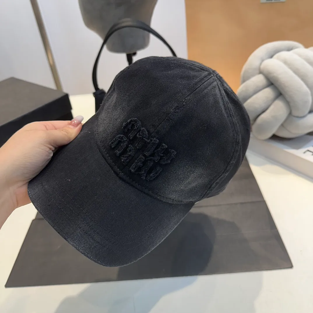 P60 MiuMiu Miu Miu girl's daily baseball cap. A very versatile baseball cap. Classic embroidered logo. Versatile and fashionable.