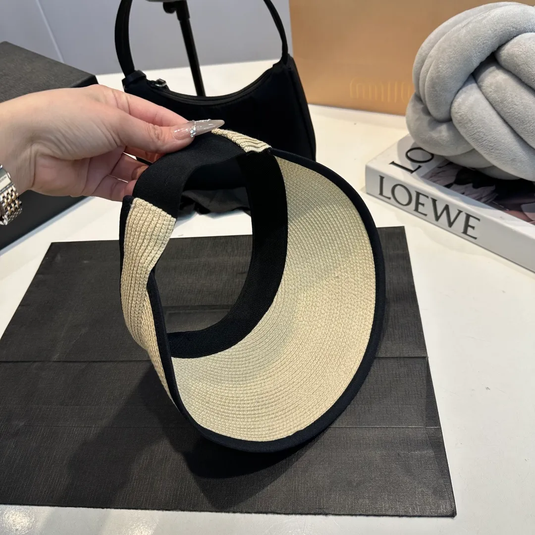 P80 miumiu empty top hat, a must-have item in summer, because it is so easy to match, and it is really super artistic in summer when paired with cool summer style ~ Just wear a little white skirt and you can attract the attention of blockbusters ~