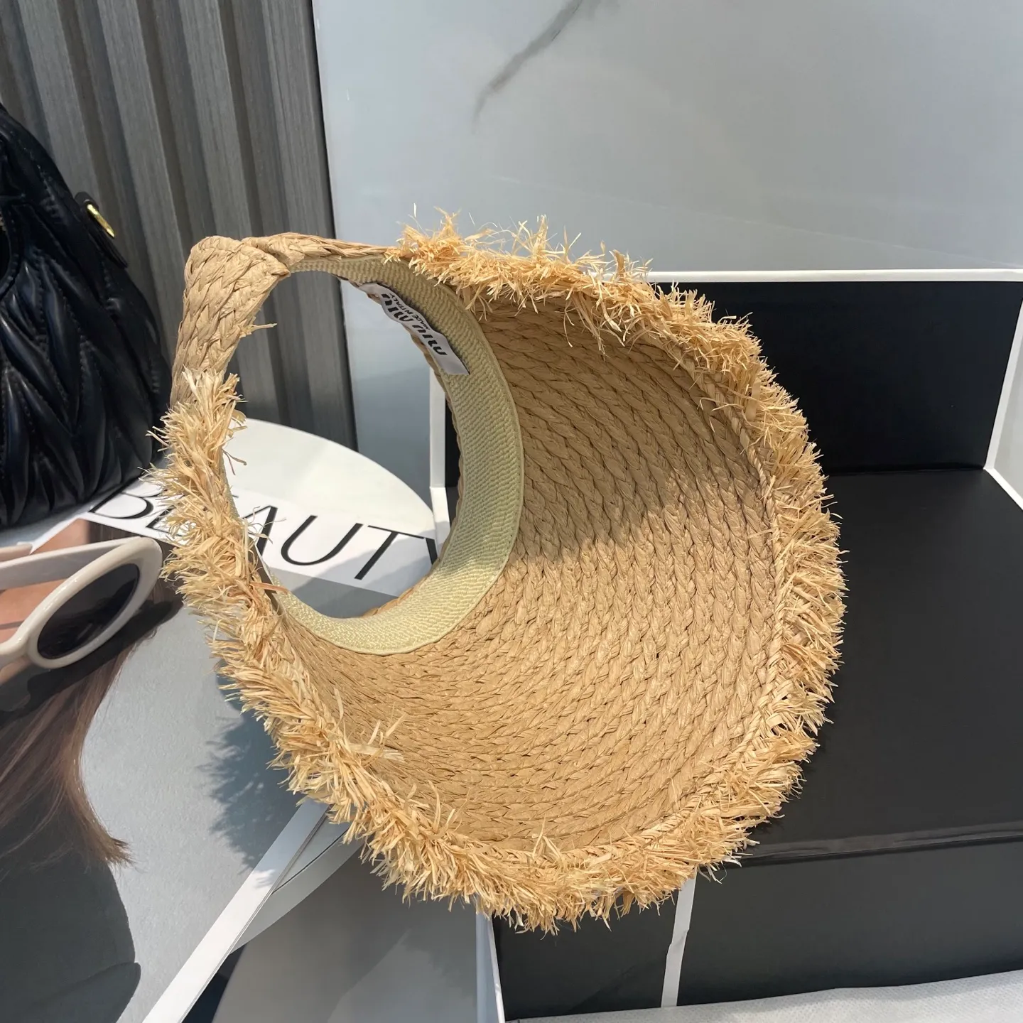 P60 comes with dust bag miumiu empty top hat, a must-have item in summer, because it is so easy to match, and it is really super artistic in summer when paired with cool summer style~ Just wear a little white skirt and you can attract the attention of blockbusters~