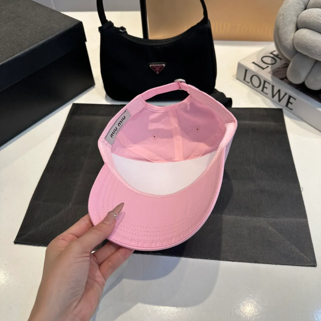 P56 miumiu's new candy-colored summer baseball cap. Color matchmaker. It's so confusing. Add a few more colors and match them as you like.
