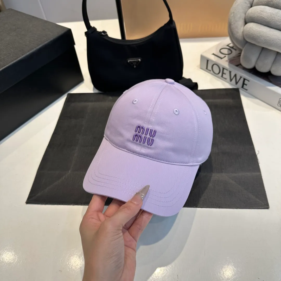 P56 miumiu's new candy-colored summer baseball cap. Color matchmaker. It's so confusing. Add a few more colors and match them as you like.