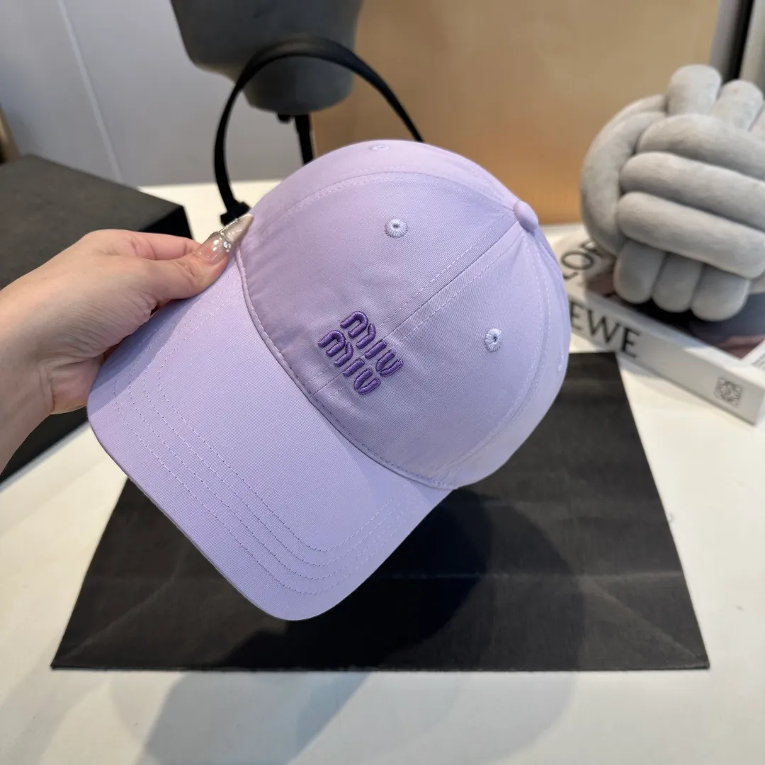 P56 miumiu's new candy-colored summer baseball cap. Color matchmaker. It's so confusing. Add a few more colors and match them as you like.