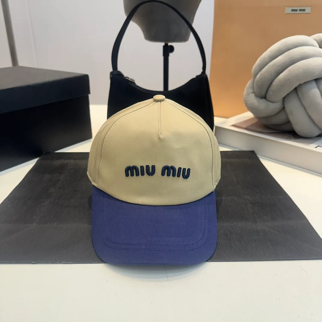 P56 MiuMiu Miu Miu girl's daily baseball cap. A very versatile baseball cap. Classic embroidered logo. Black and white contrasting colors. Versatile and fashionable.