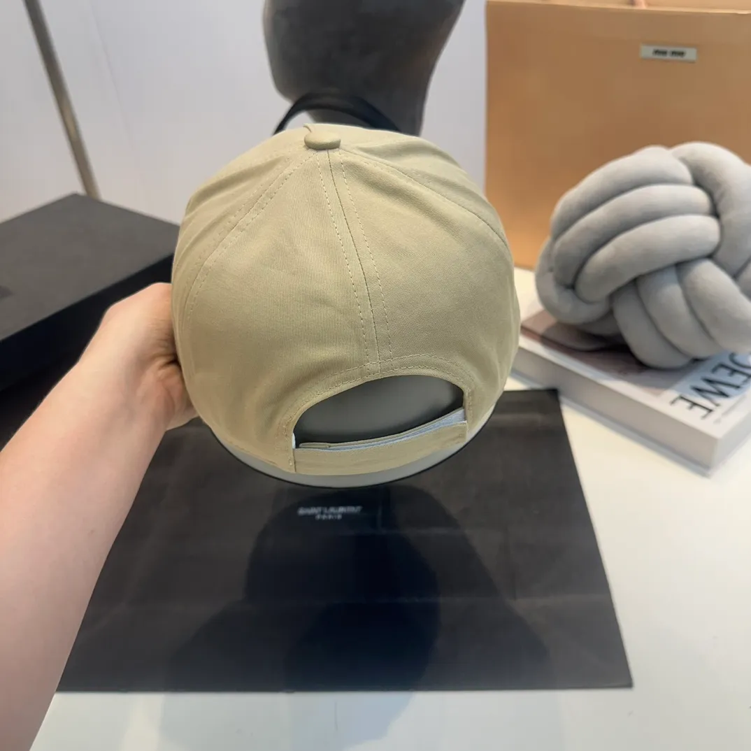 P56 MiuMiu Miu Miu girl's daily baseball cap. A very versatile baseball cap. Classic embroidered logo. Black and white contrasting colors. Versatile and fashionable.
