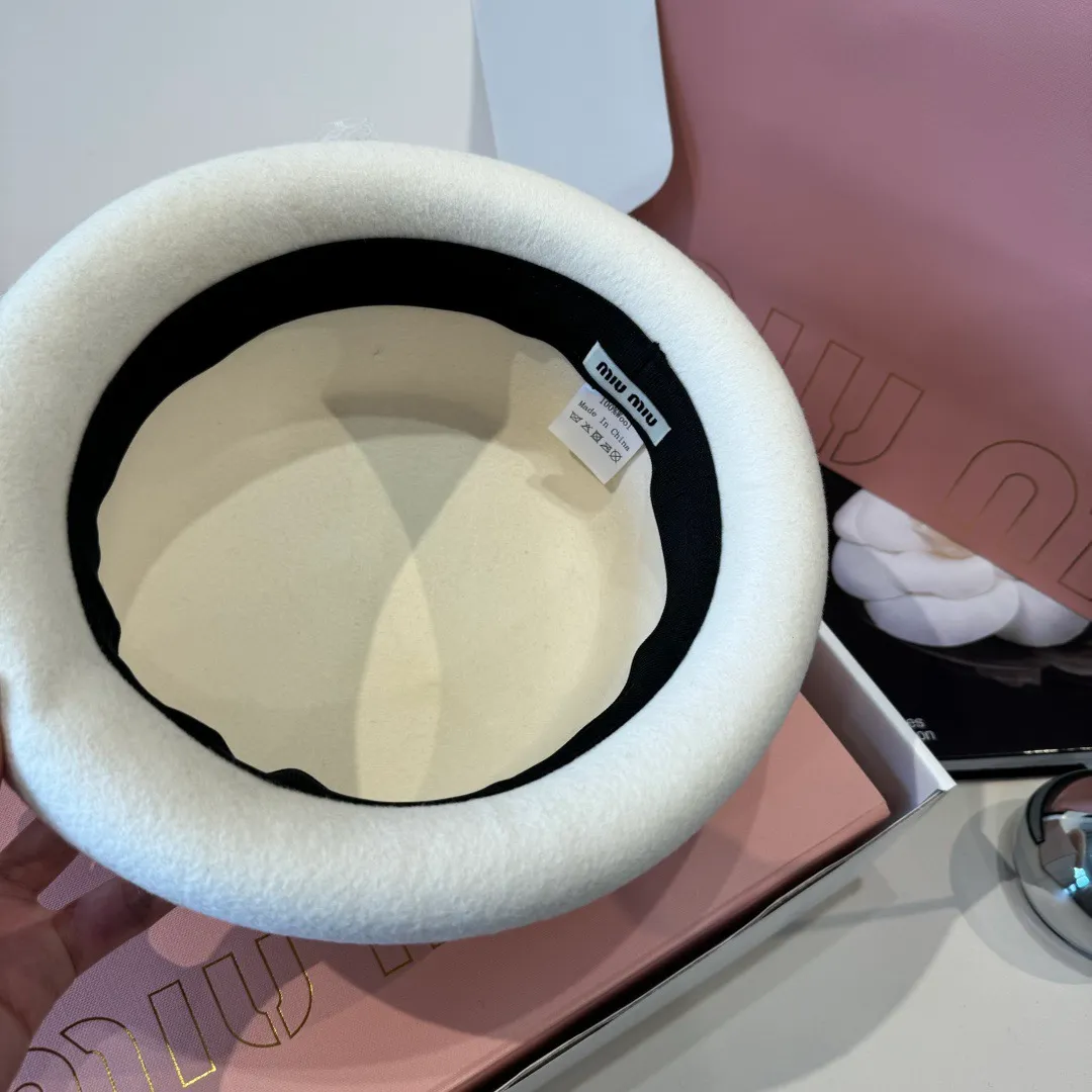 💰230¥ White miumiu new wool 🦙 top hat, beret, super goddess style, advanced custom hat, 100% wool 🦙% fabric, head circumference 57cm
