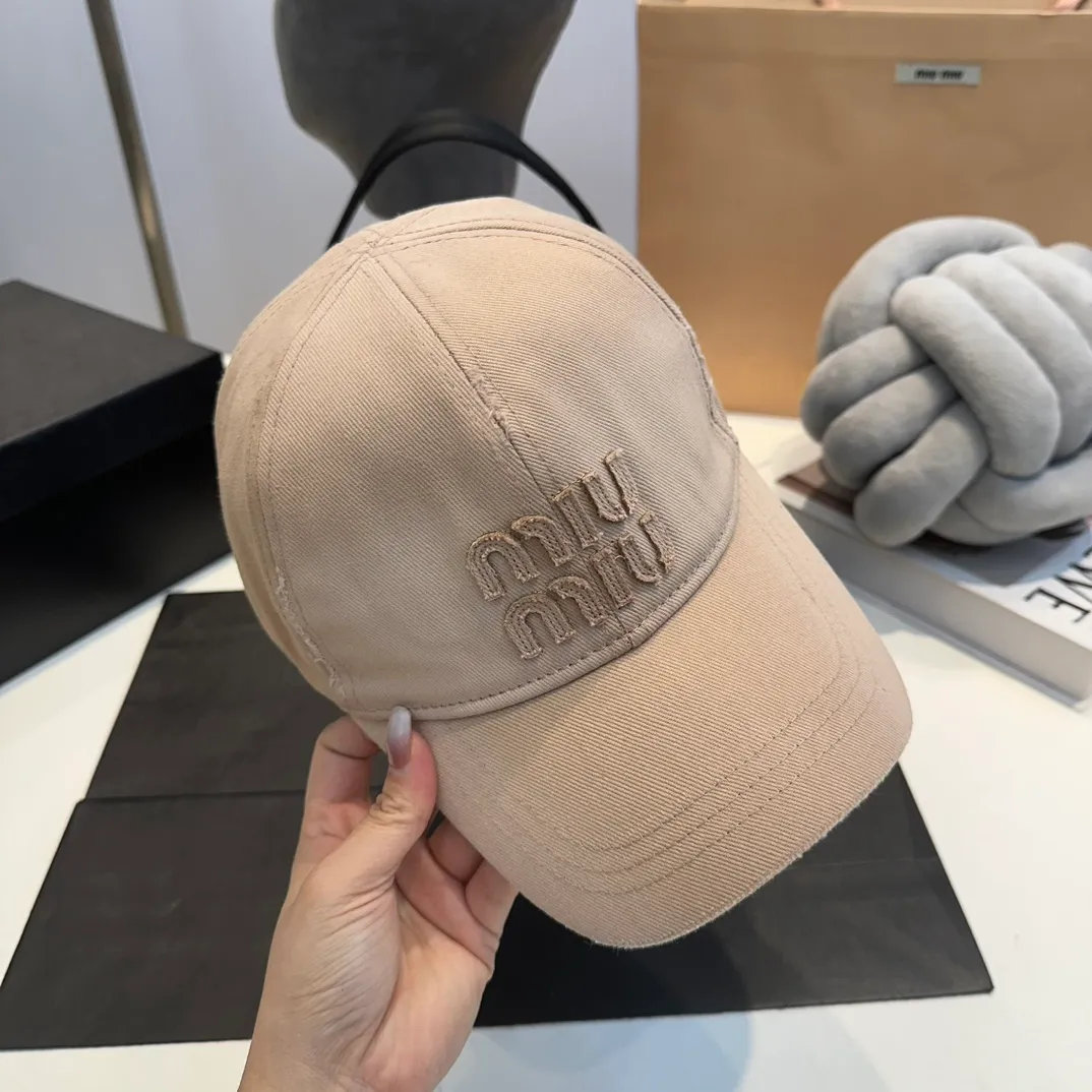 P60 MiuMiu Miu Miu girl's daily baseball cap. A very versatile baseball cap. Classic embroidered logo. Versatile and fashionable.