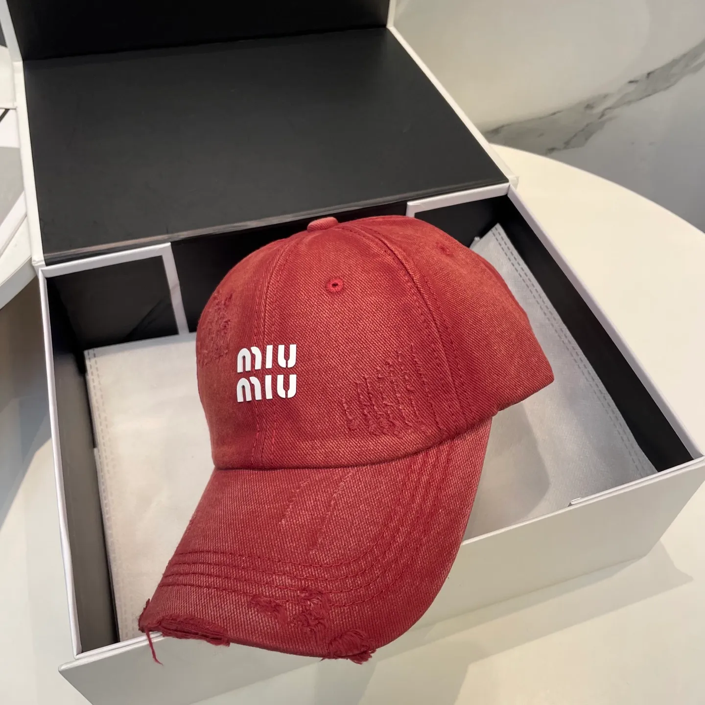 P60 miumiu new solid color baseball cap, the hottest color at the moment - full of street style! Trendy and versatile, Xiaohongshu grows grass, poison, get your boyfriend, and cool together