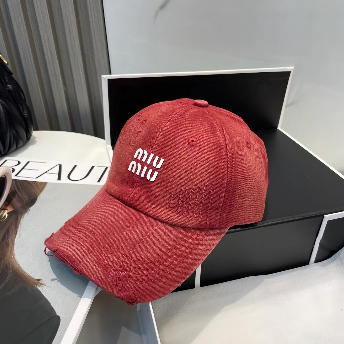 P60 miumiu new solid color baseball cap, the hottest color at the moment - full of street style! Trendy and versatile, Xiaohongshu grows grass, poison, get your boyfriend, and cool together
