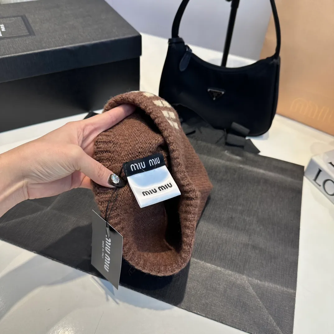 P56 miumiu Miu Miu counter new knitted woolen hat