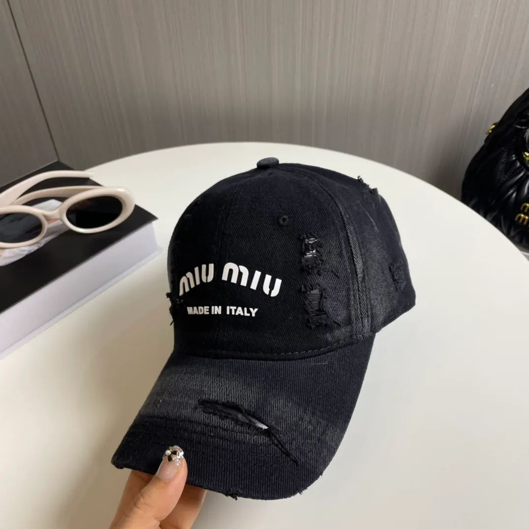 P60 miumiu new solid color baseball cap, the hottest color at the moment - full of street style! Trendy and versatile, Xiaohongshu grows grass, poison, get your boyfriend, and cool together