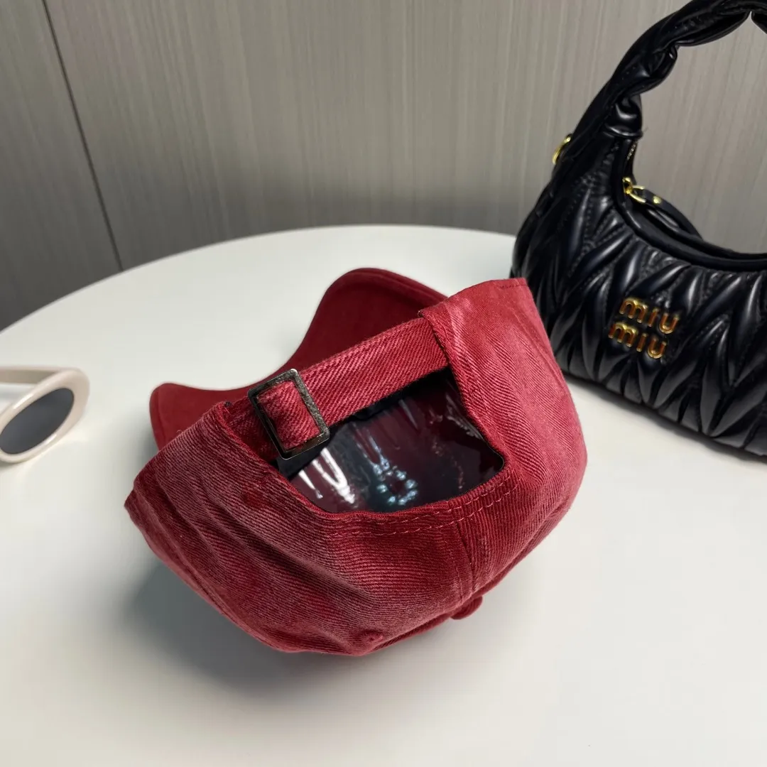 P56 MIUMIU～25 spring new baseball cap This hat is so beautiful! The hole design adds a bit of casualness and uninhibitedness, allowing you to easily wear it with casual wear or sportswear.