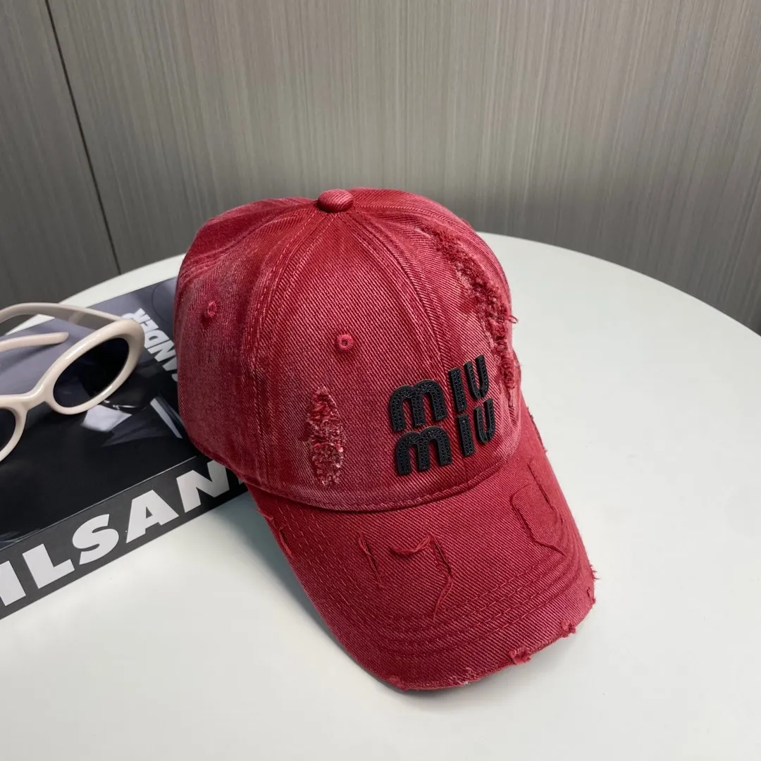P56 MIUMIU～25 spring new baseball cap This hat is so beautiful! The hole design adds a bit of casualness and uninhibitedness, allowing you to easily wear it with casual wear or sportswear.