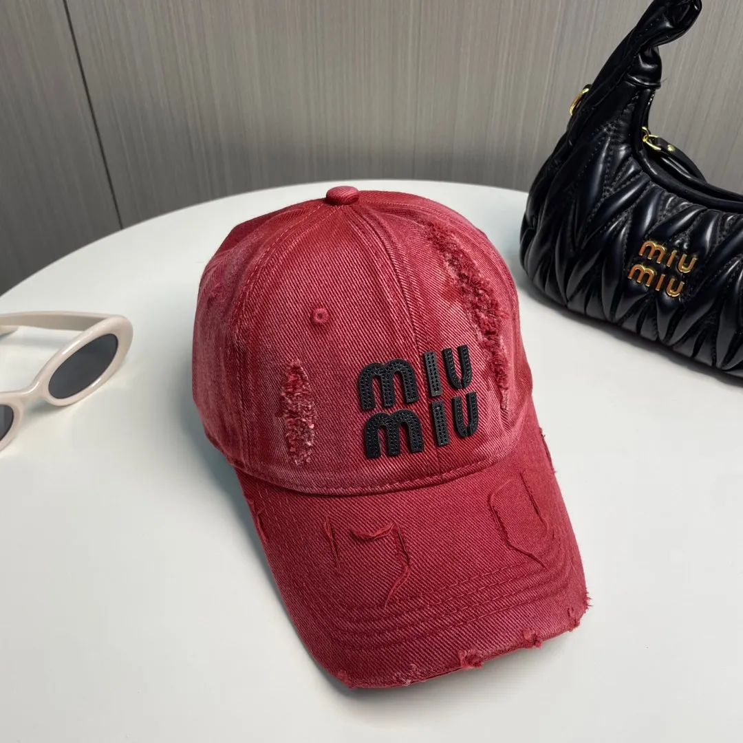 P56 MIUMIU～25 spring new baseball cap This hat is so beautiful! The hole design adds a bit of casualness and uninhibitedness, allowing you to easily wear it with casual wear or sportswear.