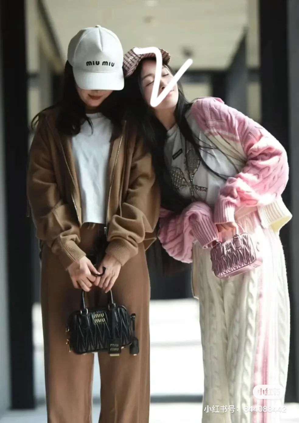P66 miumiu canvas baseball cap at Miumiu counter. One-to-one mold customization. Head circumference 57cm. Unisex. miumiu's new baseball cap is popular right now and has a full street feel! Trendy and versatile, Xiaohongshu grows grass, poison, get your boyfriend, and cool together