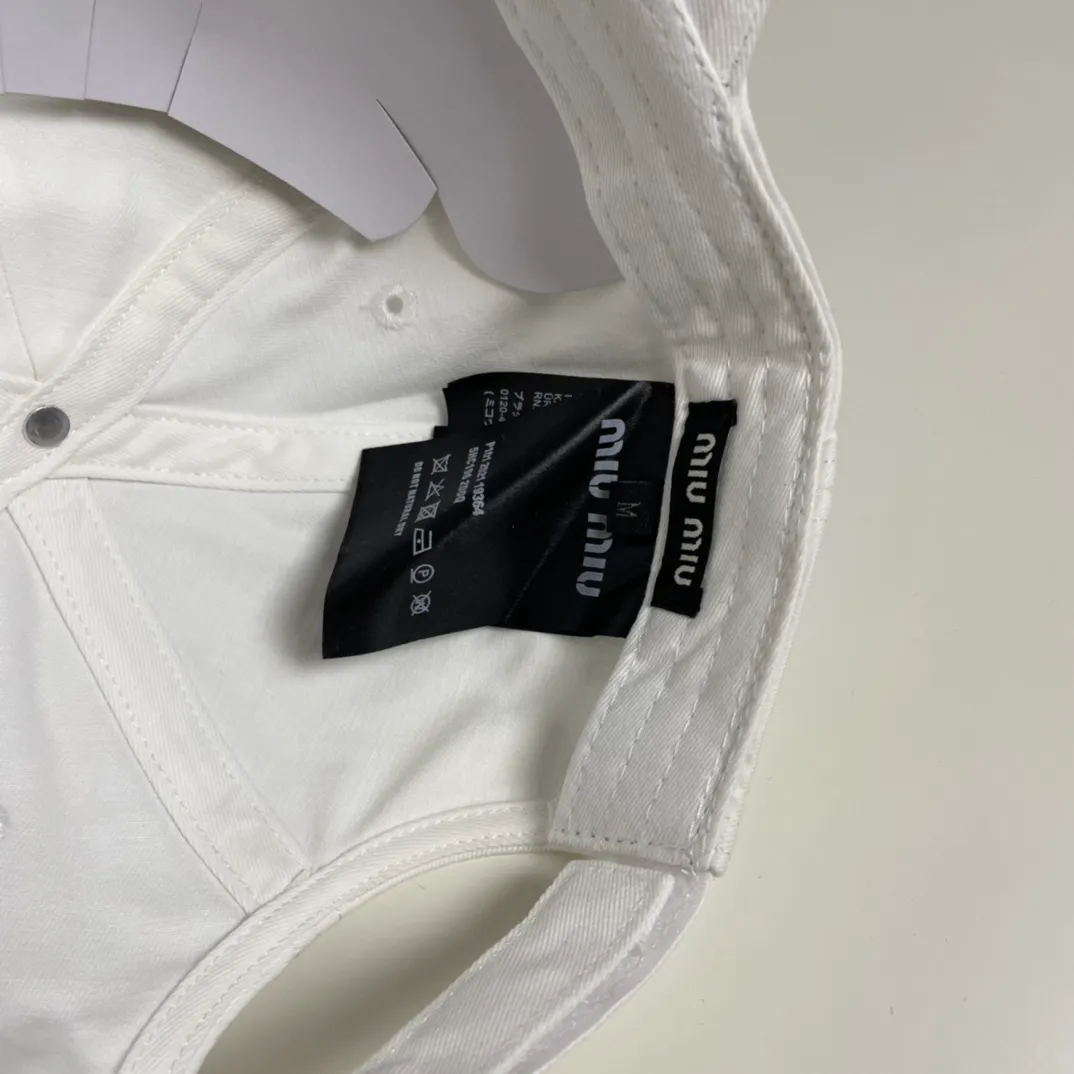 P66 miumiu canvas baseball cap at Miumiu counter. One-to-one mold customization. Head circumference 57cm. Unisex. miumiu's new baseball cap is popular right now and has a full street feel! Trendy and versatile, Xiaohongshu grows grass, poison, get your boyfriend, and cool together