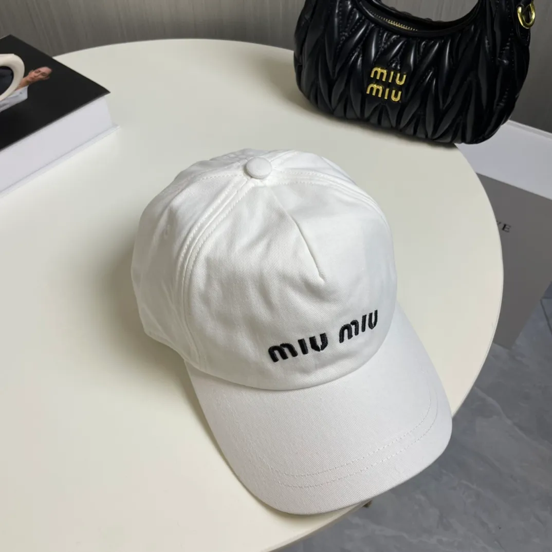P66 miumiu canvas baseball cap at Miumiu counter. One-to-one mold customization. Head circumference 57cm. Unisex. miumiu's new baseball cap is popular right now and has a full street feel! Trendy and versatile, Xiaohongshu grows grass, poison, get your boyfriend, and cool together