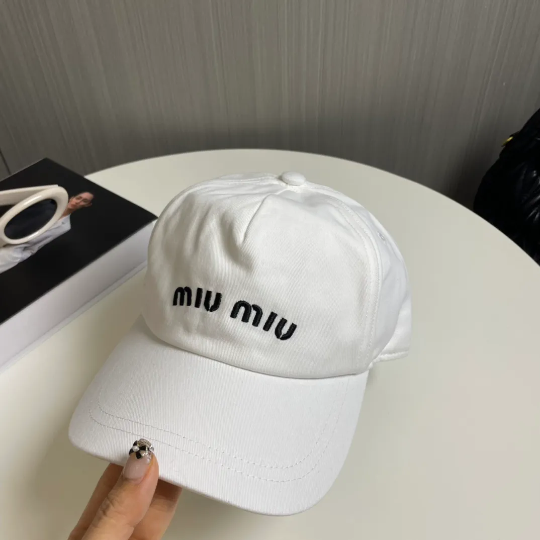 P66 miumiu canvas baseball cap at Miumiu counter. One-to-one mold customization. Head circumference 57cm. Unisex. miumiu's new baseball cap is popular right now and has a full street feel! Trendy and versatile, Xiaohongshu grows grass, poison, get your boyfriend, and cool together