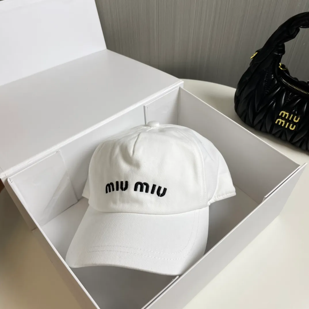 P66 miumiu canvas baseball cap at Miumiu counter. One-to-one mold customization. Head circumference 57cm. Unisex. miumiu's new baseball cap is popular right now and has a full street feel! Trendy and versatile, Xiaohongshu grows grass, poison, get your boyfriend, and cool together