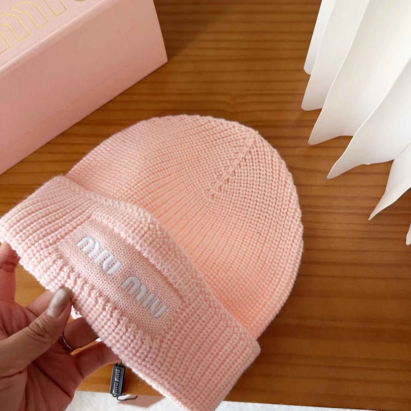 💰64 miumiu’s hot-selling knitted hat at Miu Miu counter! Xiaohongshu’s new product is released, it’s so 🉑️, high-elastic fabric, classic colors, same style for men and women.