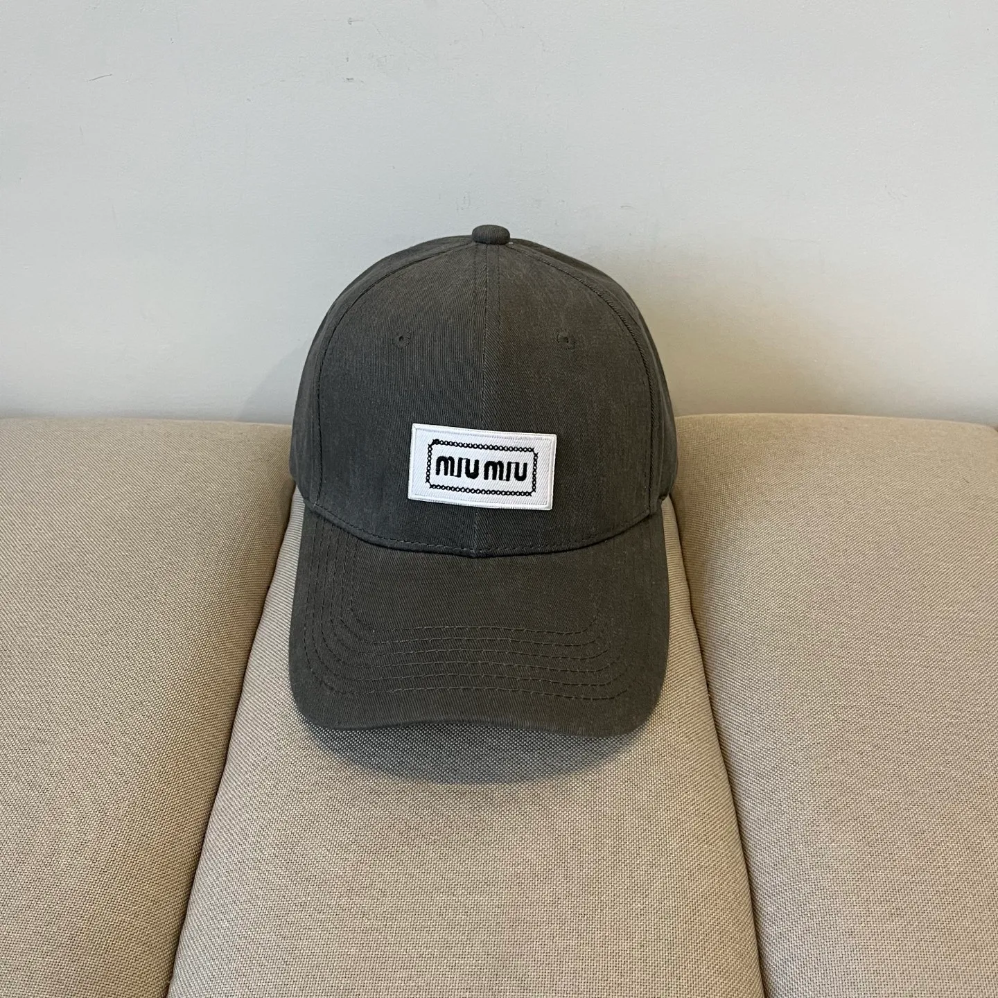 P66 miumiu original spring and summer new baseball cap, authentic mold-making and custom-made, the original workmanship is meticulous and the quality is superb!