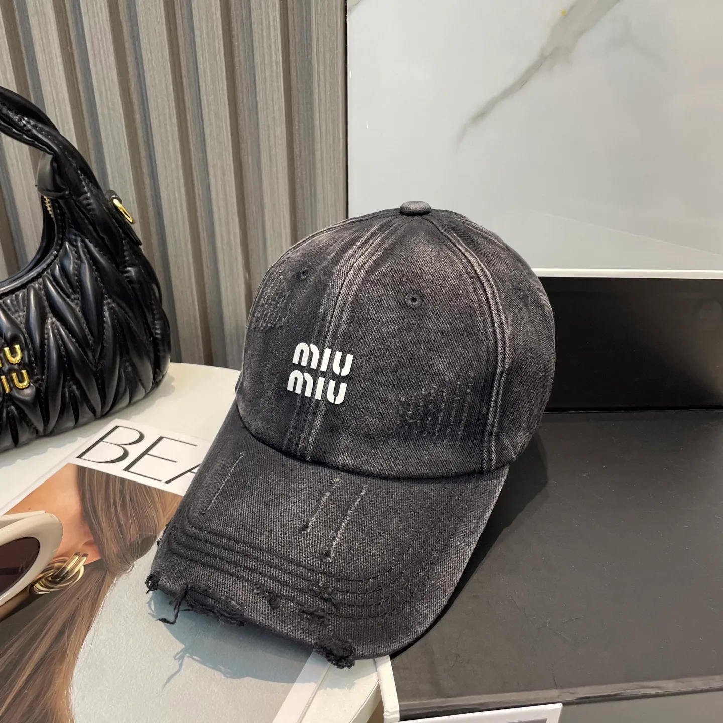 P60 miumiu new solid color baseball cap, the hottest color at the moment - full of street style! Trendy and versatile, Xiaohongshu grows grass, poison, get your boyfriend, and cool together