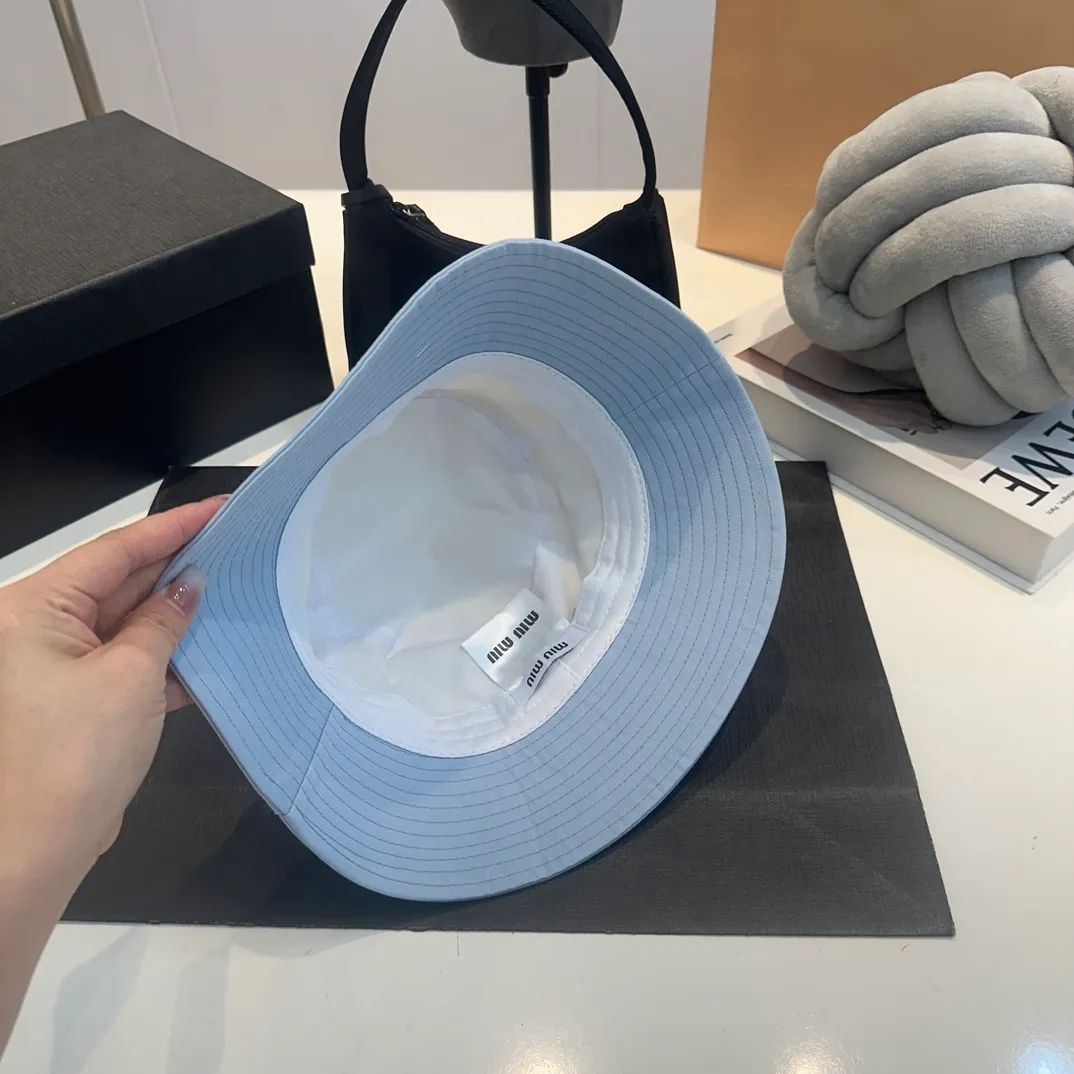 P56 MiuMiu Miu Miu girl's daily bucket hat. A very versatile baseball cap. Classic embroidered logo. Versatile and fashionable.